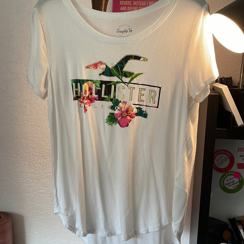 Hollister graphic tee